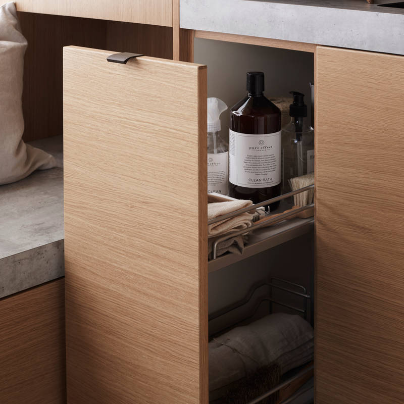 Elegant og moderne eikekjøkken. Slette fronter i eikefinér med integrert kantlist i eik som markerer kjøkkenets linjer og komposisjon.