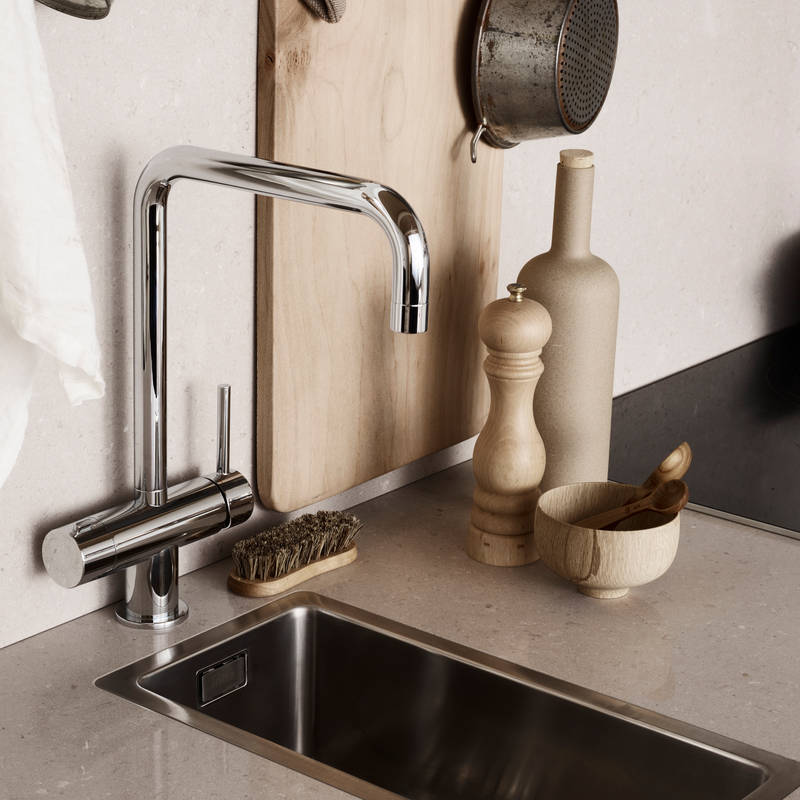 Rustikk og landlig kjøkkenmodell i heltre eik. Front med enkel ramme og slett fylling gjør at du kan variere uttrykket på kjøkkenet fra det helt moderne til det rustikke landlige preget alt etter hvilket tilbehør du velger.