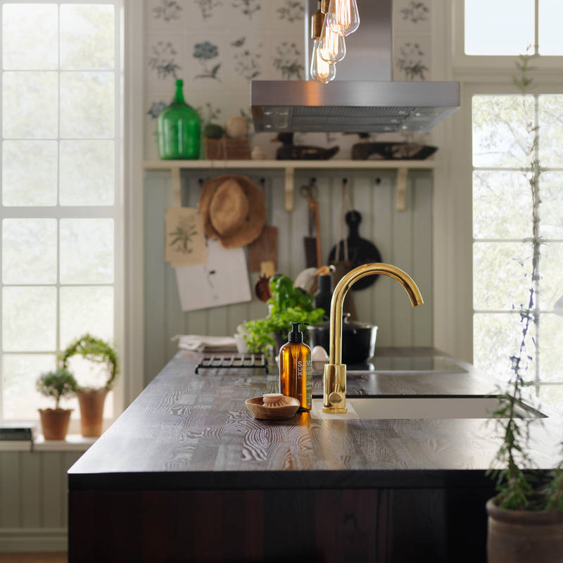 Marbodal - Köksö med träbänkskiva Thermo Ask. Diskho i komposit och blandare i mässing.