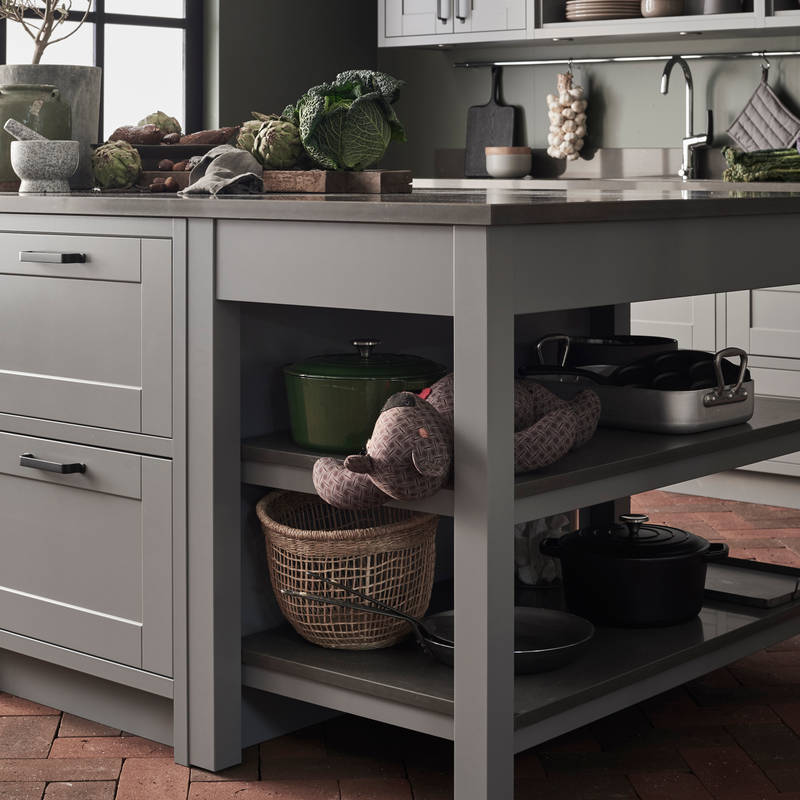 Marbodal Form Åska - Avslutningshylla för köksö är ett smart sätt att utnyttja skåpens gavlar och ge köket extra förvaring.