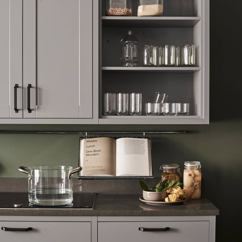 Marbodal Form Åska - öppen hylla, handtag Rio, redskapsstång med kokbokshylla