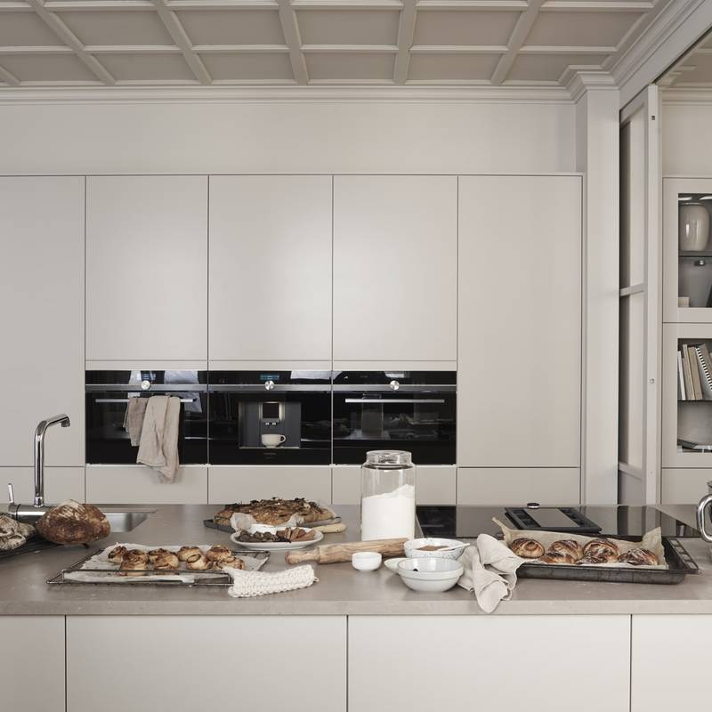 Bakt brød og kanelboller på kjøkkenøya i Sigdals Line Korn