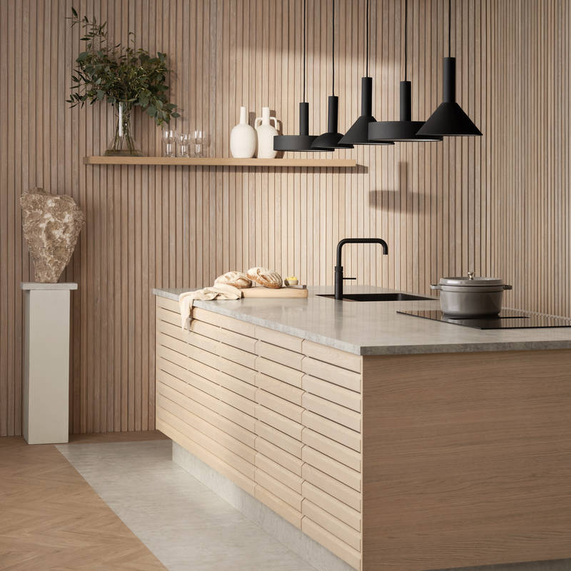 Kjøkkenmodellen Eikeli representerer en lun og nordisk eiketrend. Med sine malte lamellfronter i heltre eik, byr modellen på referanser til både kulinarisk bistro og urbane kafémiljøer.  Eikeli fåes kun som underskap.