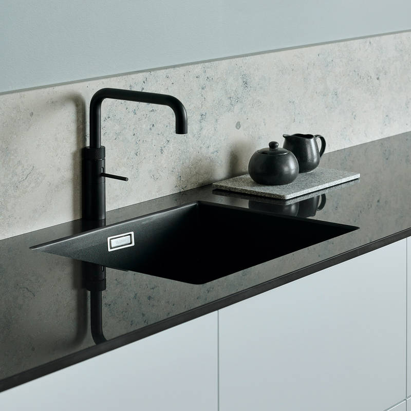 Sort køkkenvask og armatur