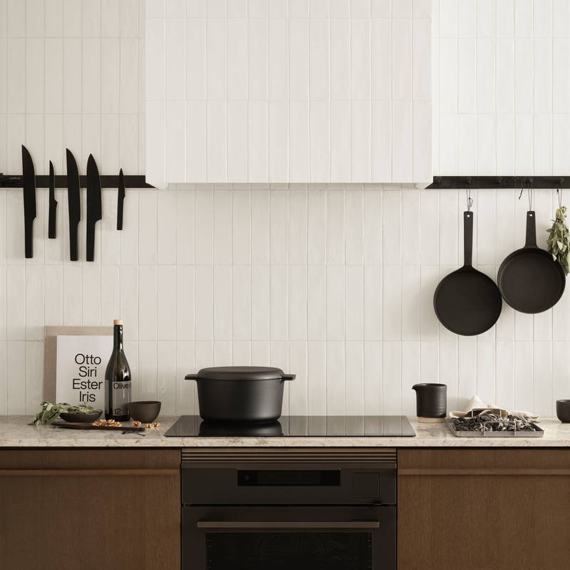 Marbodal Signatur Ekbackens brunbetsade kökslucka i en livfull och varm ton.