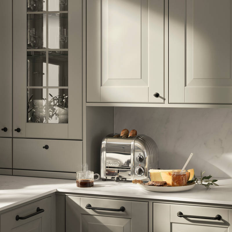 Kökslucka Lindö Frö i PLUS-utförande med platsbyggd känsla. Bänkstående vitrin skåp med lådor.