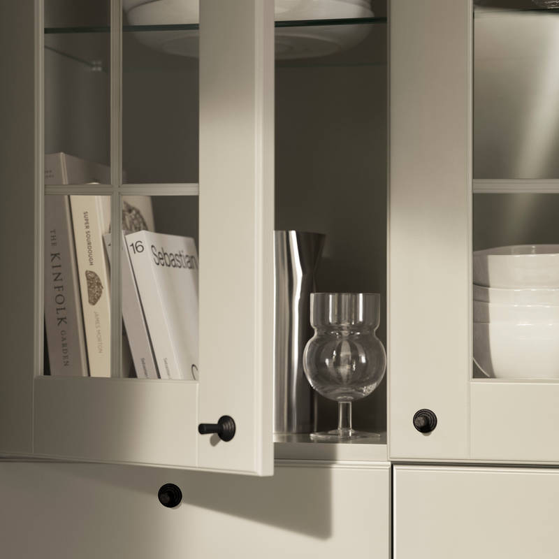 kökslucka Lindö Frö. Vitrin lucka på ett bänkstående skåp med lådor