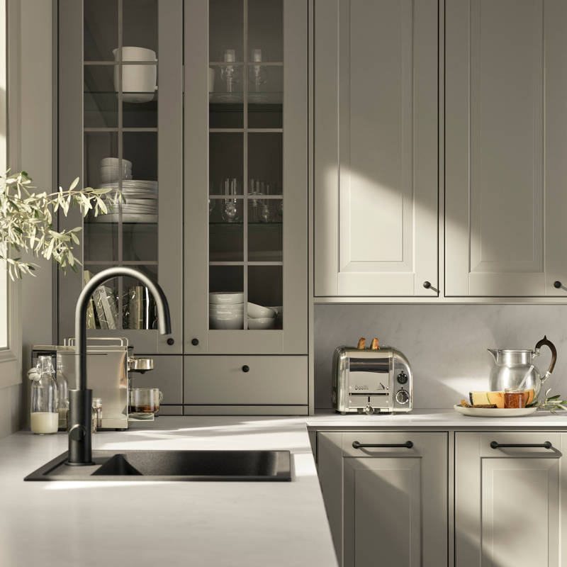 Lindö Frö i PLUS-utförande med platsbyggd känsla. Bänkstående vitrin skåp med lådor.