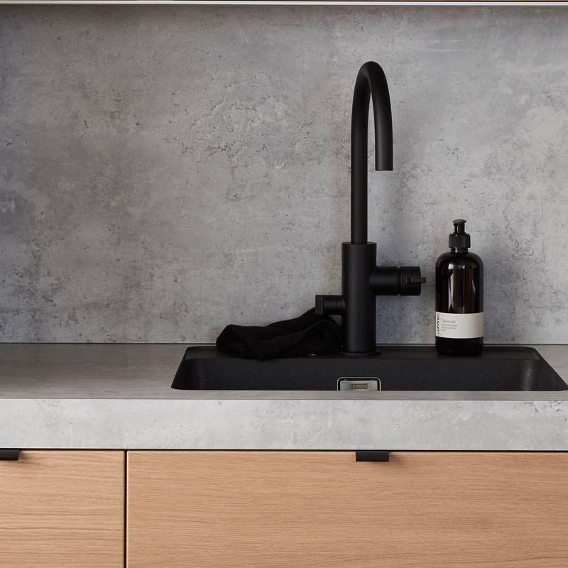 Marbodal Arkitekt plus Ek - kökslucka ekfanerad bänkskiva och stänkskydd i laminat Grå betong. Diskho Franke Mythos