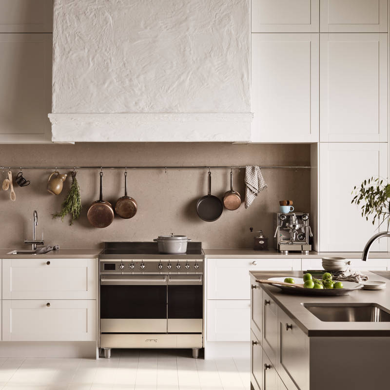 Marbodal Form Frost – ett modernt lantkök med tidlösa ramluckor i vit köksfärg