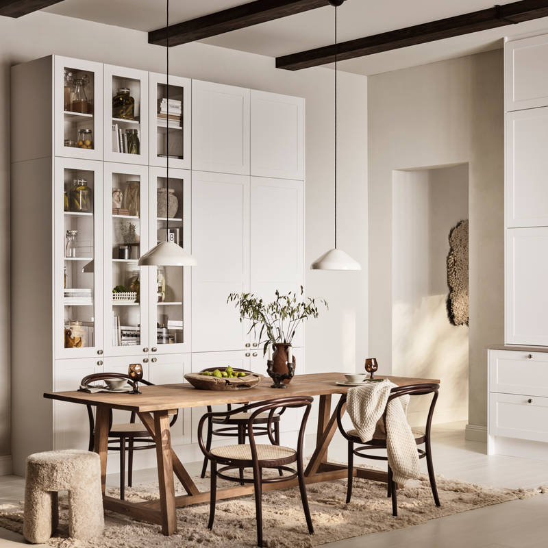 Marbodal - kök Form Frost med vitrin och köksluckor på köksskåp med extra höjd för maxad förvaring.