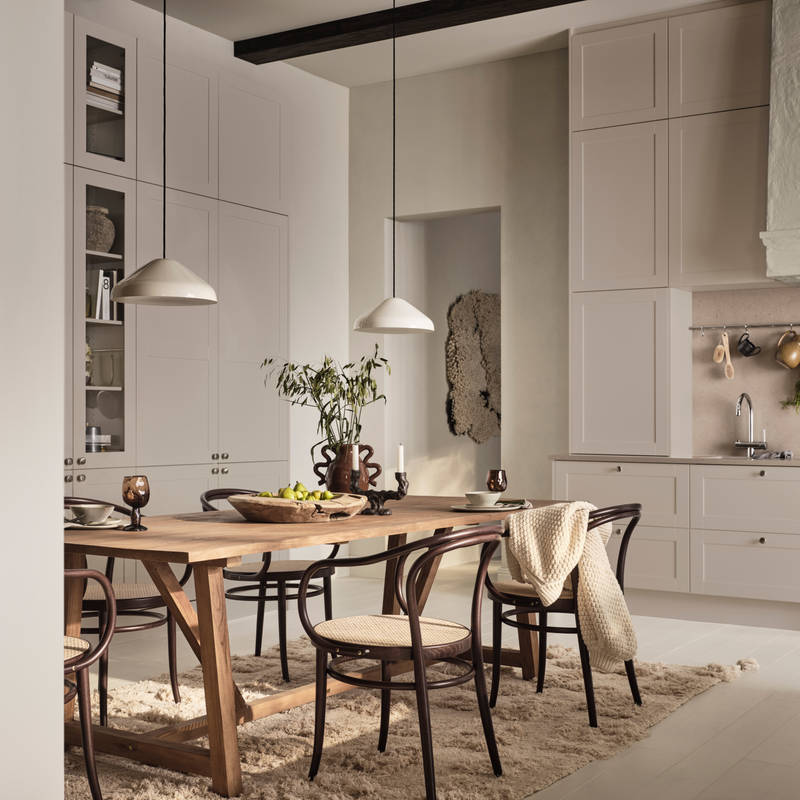 Marbodal Form Sand - ett modernt lantkök med tidlösa ramluckor i beige köksfärg