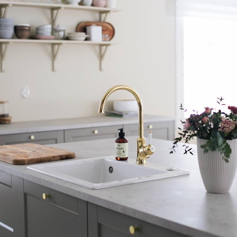 Ovimalli on Keittiömaailman Eerika, 61P, väri Luonto-värikokoelman Tähkä (Taupe)
Työtaso: vaalea Terrazzo, laminaatti.
Liesituuletin on Franke SMART DECO liesituuletin.
Franken valkoinen keraaminen pesuallas ja siihen yhdistettynä Damixan kirkas messinkinen hana.