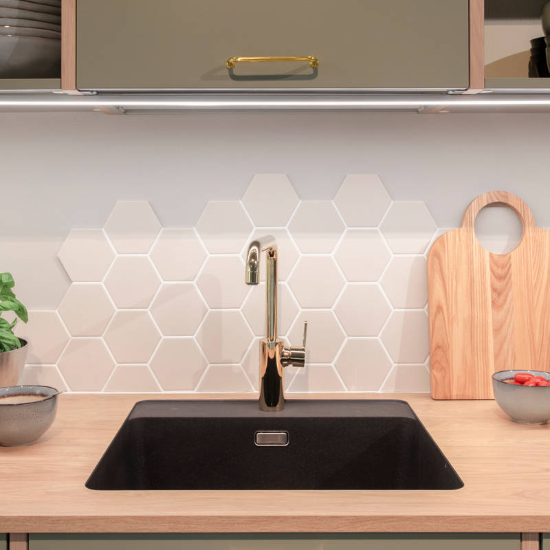 ovi Milka 96Q maalattu
vedin BD12
taso laminaatti 20 mm A629 F629 
allas integroitu tasoon Franke
tuuletin Franke
koneet muut Electrolux
hana Damixa