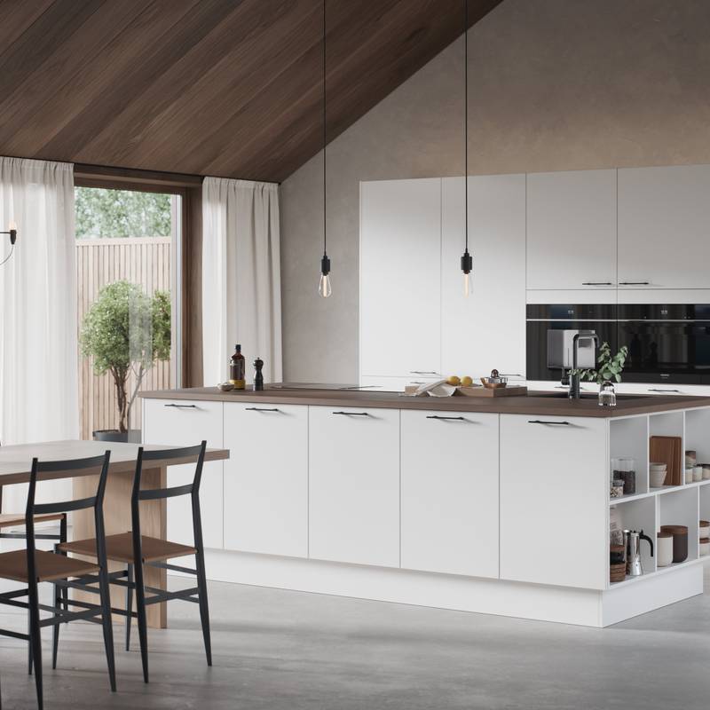 Hvit kjøkken og kjøkkenøy med slank og elegant front med svakt avrundede kanter, Corestoen varm sement benkeplate, sort vask og sort kran, håndtak i sort støpejern.