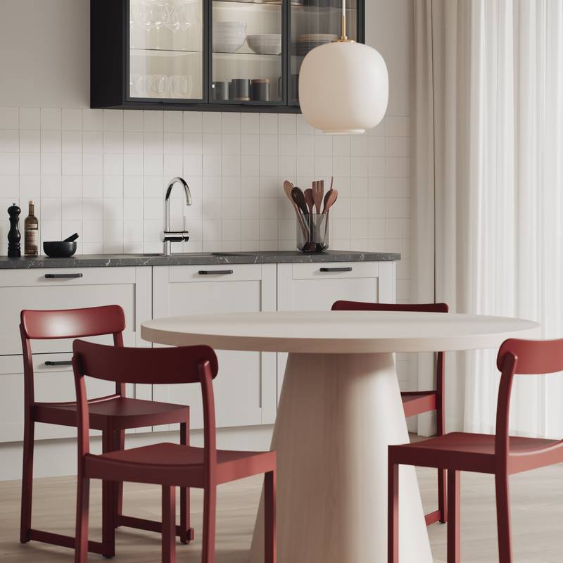 Hvit kjøkken med ramtrefronter, sort aluminiumvitrineskap och spisebord med rød stoler.