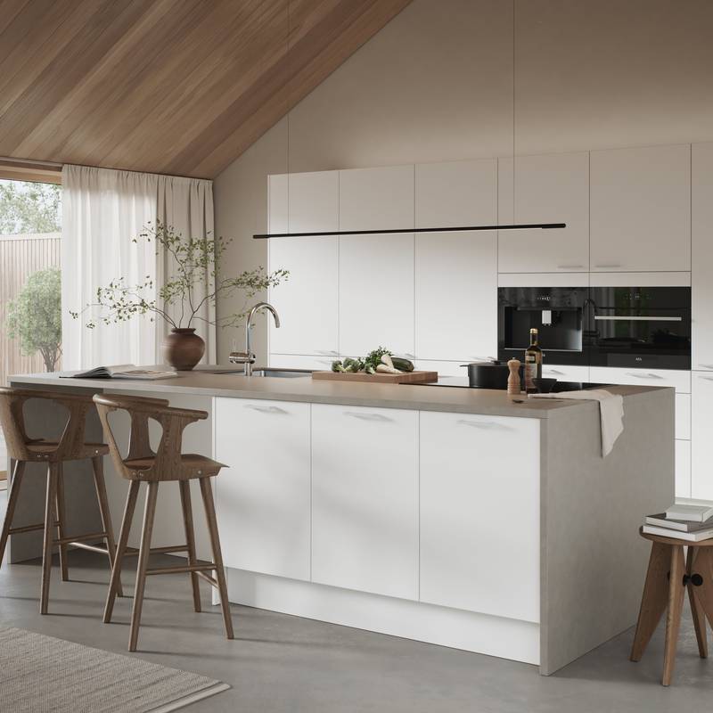 Hvit kjøkken med slank og elegant front med svakt avrundede kanter