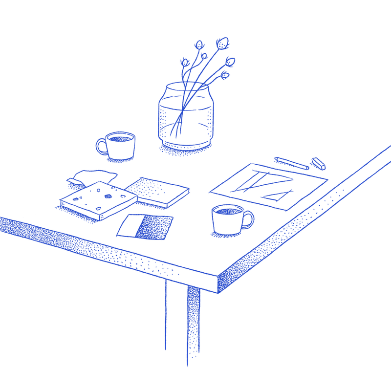 Kuvitus pöydästä piirroksin, kukkamaljakosta ja kahdesta kahvikupista