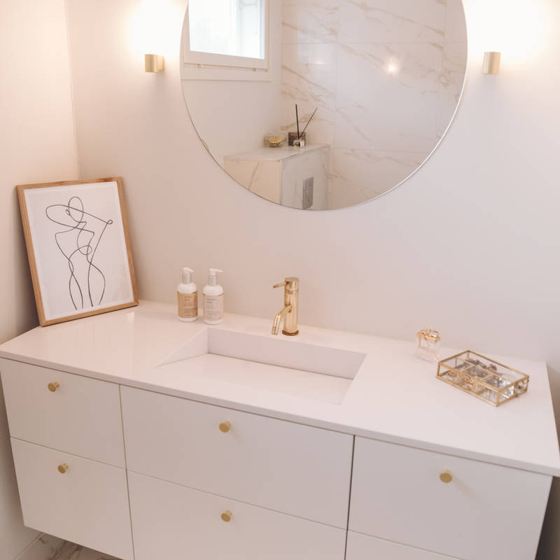 Silestonen tasot sävyssä New Extreme Blanco Zeus, messinkinen nuppivedin, mattainen valkoinen ovi