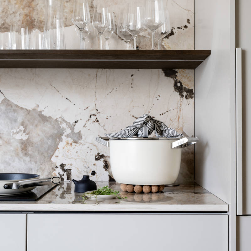 Kjøkkenbenk i beige Line Korn med vegghyller i Favn finert eikedør i brunbeis fra Sigdal, benkeplate og sprutbak som matcher.