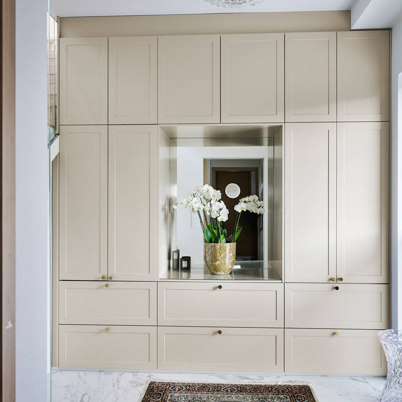 Beige Novartin karmiovellinen kaappi eteisessä