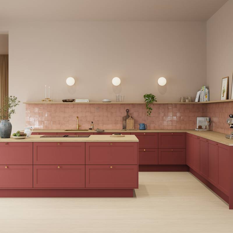 Kjøkken Scala fra Sigdal med kjøkkenøya i farge Støvet Dempet Plomme NCS S 5030-Y90R med Zellige soft pink fliser, messing grep, messing vask og messing kran med lys tre benkeplate