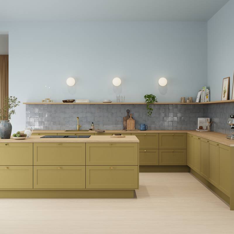 Kjøkken Scala fra Sigdal med kjøkkenøya i farge Støvet Militærgrønn NCS S5030-Y med blekblå fliser, messing grep, messing vask og messing kran med lys tre benkeplate