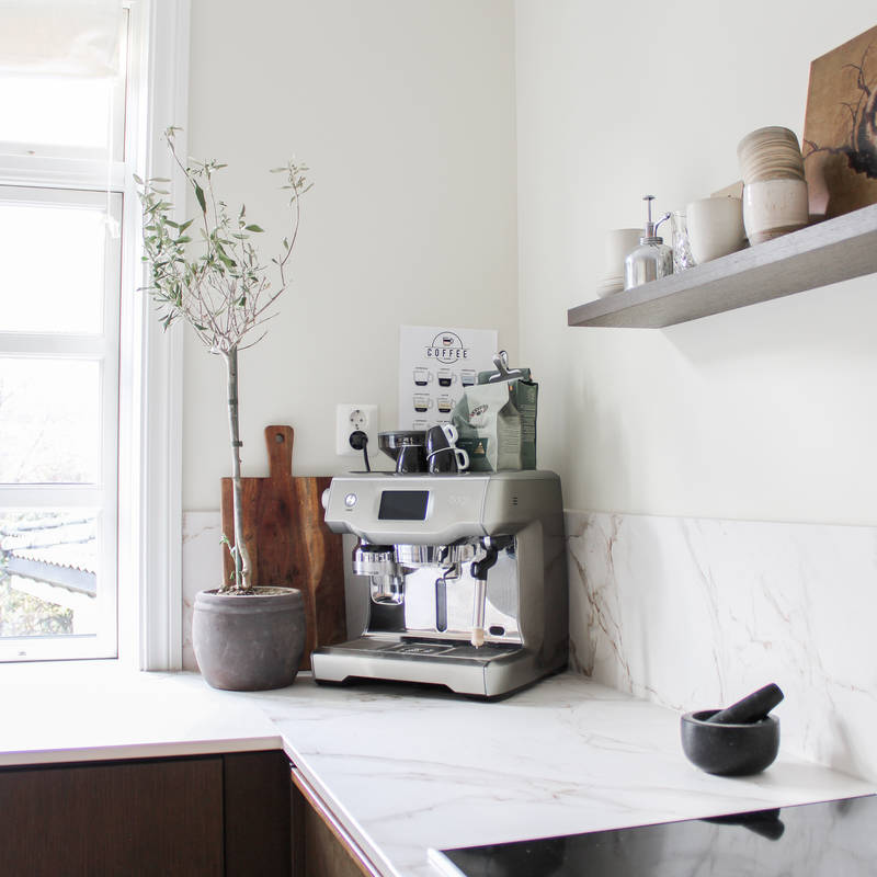 Da Ruben og Sandra skulle pusse opp kjøkkenet sitt ønsket de seg et naturlig og eksklusivt uttrykk, samtidig som det føltes moderne. Valget falt på Signatur Favn fra Sigdal med Dekton Entzo Matt benkeplate.