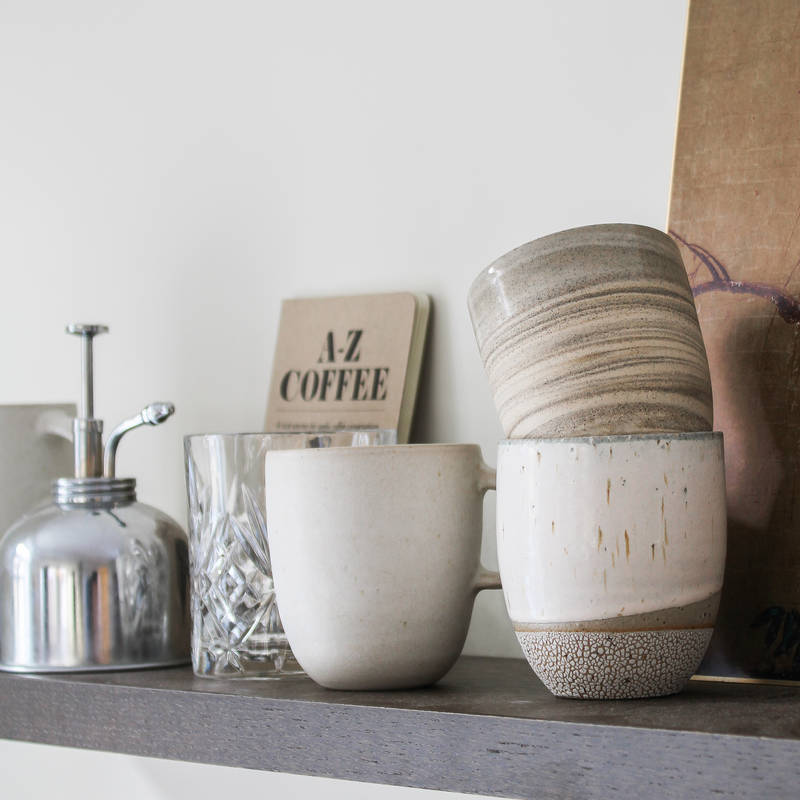 Da Ruben og Sandra skulle pusse opp kjøkkenet sitt ønsket de seg et naturlig og eksklusivt uttrykk, samtidig som det føltes moderne. Valget falt på Signatur Favn fra Sigdal med Dekton Entzo Matt benkeplate.