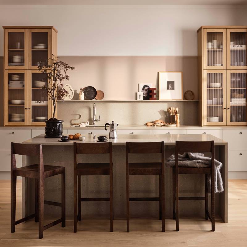 I vårt nye kjøkkenkonsept Signatur Form har vi latt oss inspirere av symmetri og geometriske former, med elementer fra Art Deco-stilen. I kjøkkenet finner vi modellen Line i vår helt nye beige-farge Lun, og Square Bølge vitrinedører med rillede glass. Innenfor konseptet har vi også en ny knott i støpejern, og en vakker benkeplate i kvartskompositt.