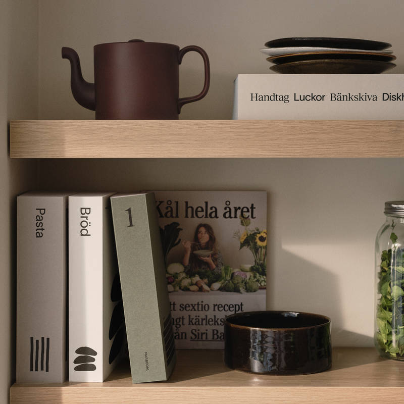 Öppna trähyllor i Siri Barjes kök från Marbodal
