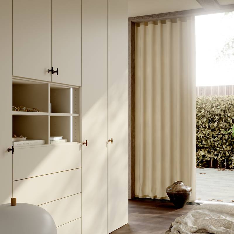 Oppdag garderobeløsninger som er skreddersydd for ditt hjem – med høyder opp til 275 cm for maksimal oppbevaringsplass og et luftig, tidløst utseende. Våre skreddersydde garderober med hengslede dører kombinerer funksjonalitet og skandinavisk eleganse på en naturlig måte.Oppdag garderobeløsninger som er skreddersydd for ditt hjem – med høyder opp til 275 cm for maksimal oppbevaringsplass og et luftig, tidløst utseende. Våre skreddersydde garderober med hengslede dører kombinerer funksjonalitet og skandinavisk eleganse på en naturlig måte.