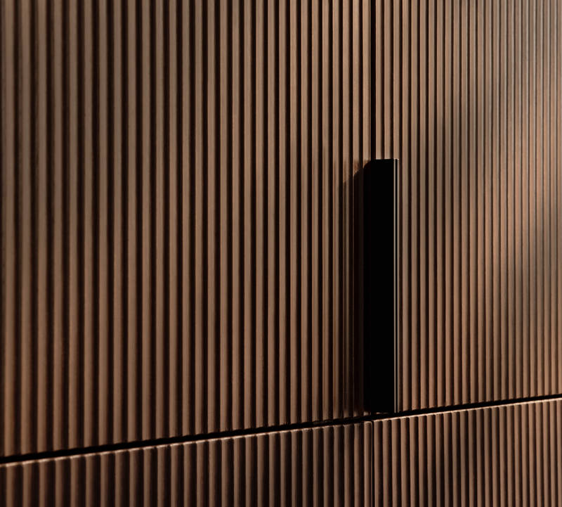 Marbodal Signatur Ekbacken - kökslucka räfflad fanerad i brunbetsad kulör