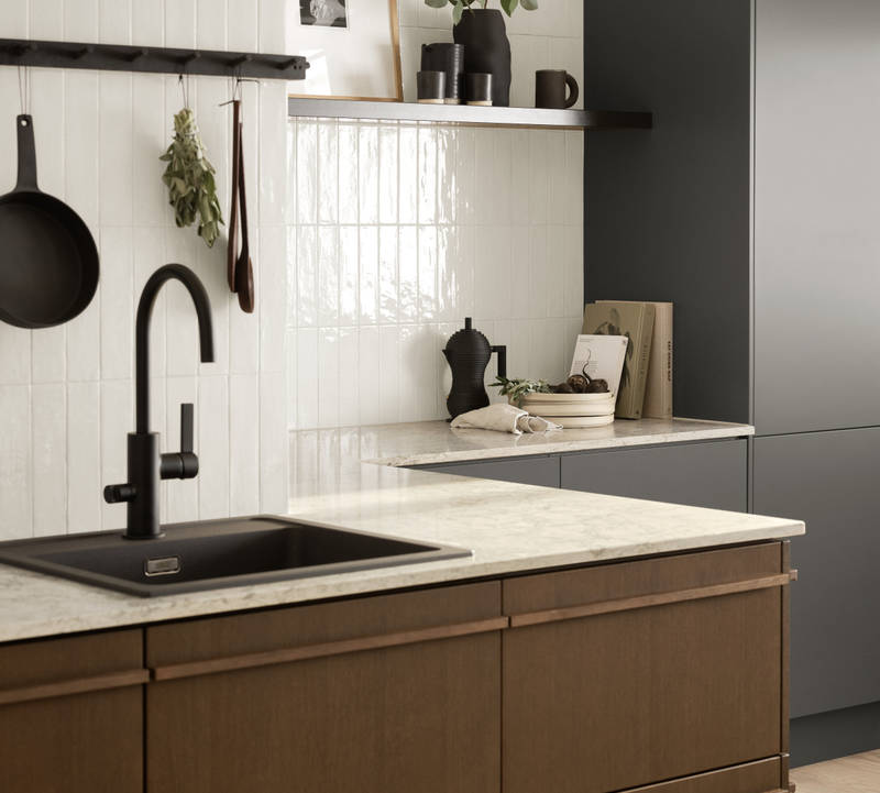 Marbodal kök Ekbacken slät brunbets  - Arkitekt plus kökslucka i kulören Åska. Trä möter färg.