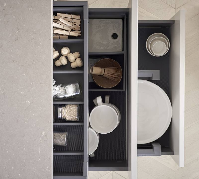 Åpne skuffer med innredning grå plast