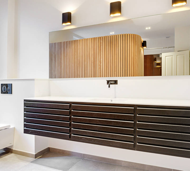 Lyxigt badrum med bastu, badkar och dusch