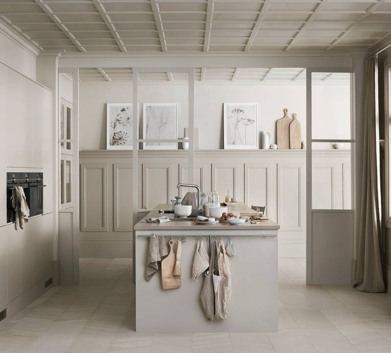 Beige køkken Athena Sand højskabe med integrerede ovne fra INVITA med push to open låger, køkkenø med vask og vandhane i rustfritt stål