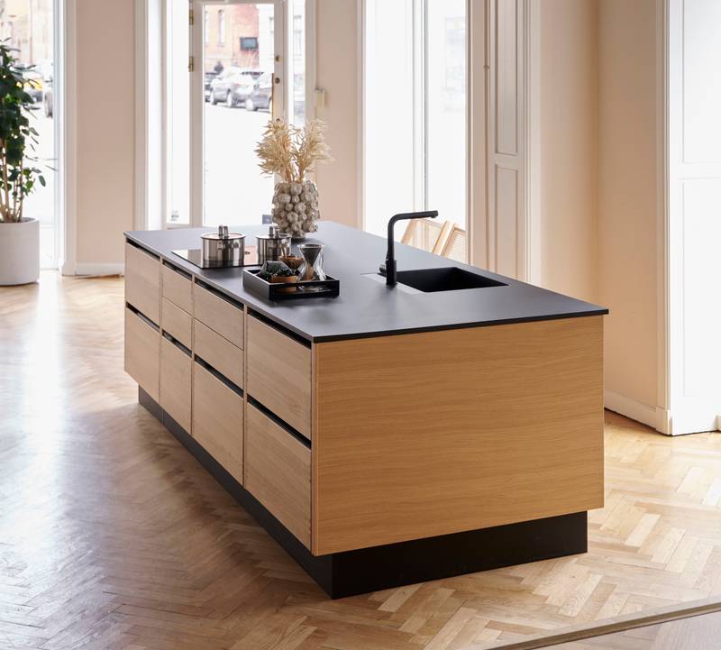 Køkkenøya Glød fra INVITA , skuffer i massivt egetræ med fingertappede samlinger og sort granit bordplade