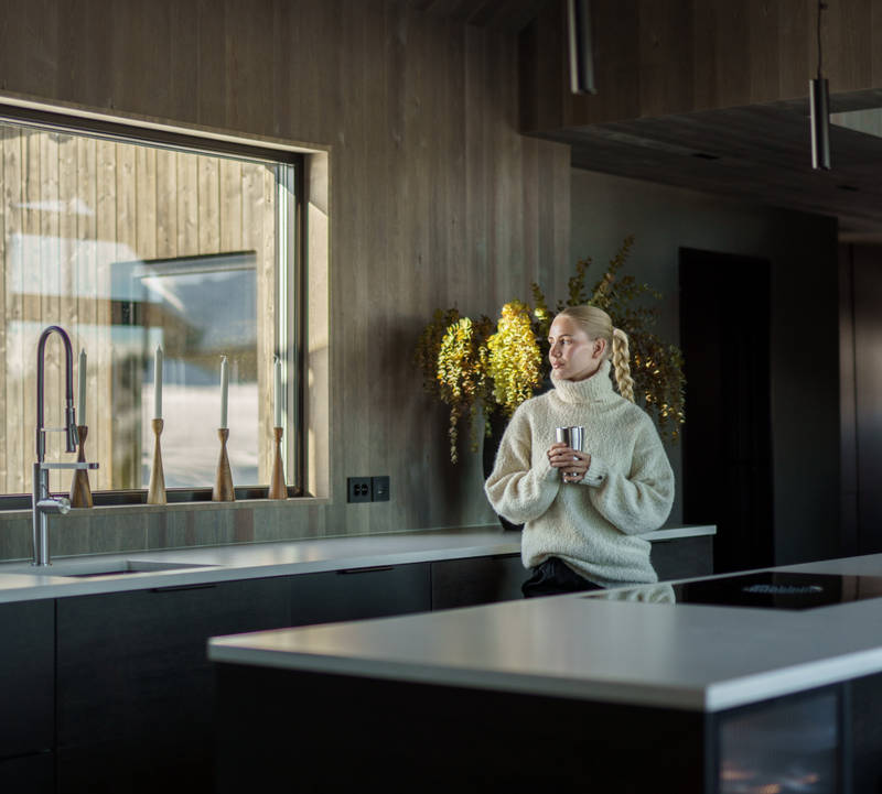 Se det tidløse og eksklusive kjøkkenet på den flotte hytta til Amalie Snøløs. Hytten er full av praktiske løsninger og fine detaljer.