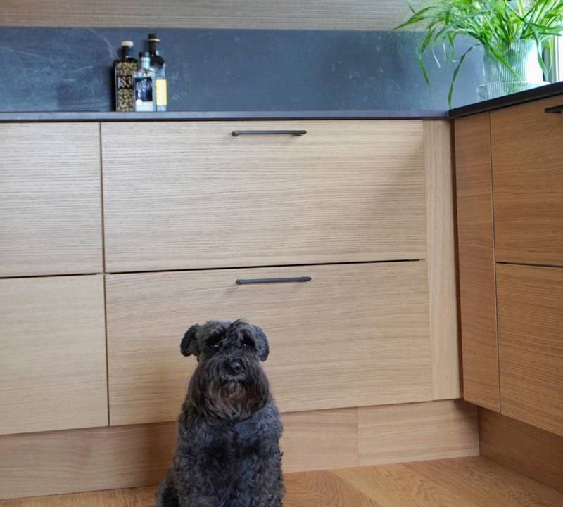 Modern eikekjøkken Amfi Natur fra Sigdal med sort marmor Dekton benkeplate og sorte håndtag.