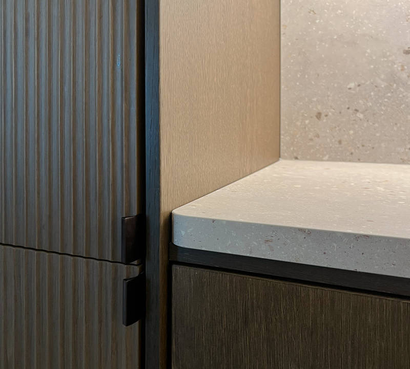 Nærbilde av benkeplate i kjøkkenet Favn Nøtt fra Sigdal hjemme hos Eli Linea Svalastog.