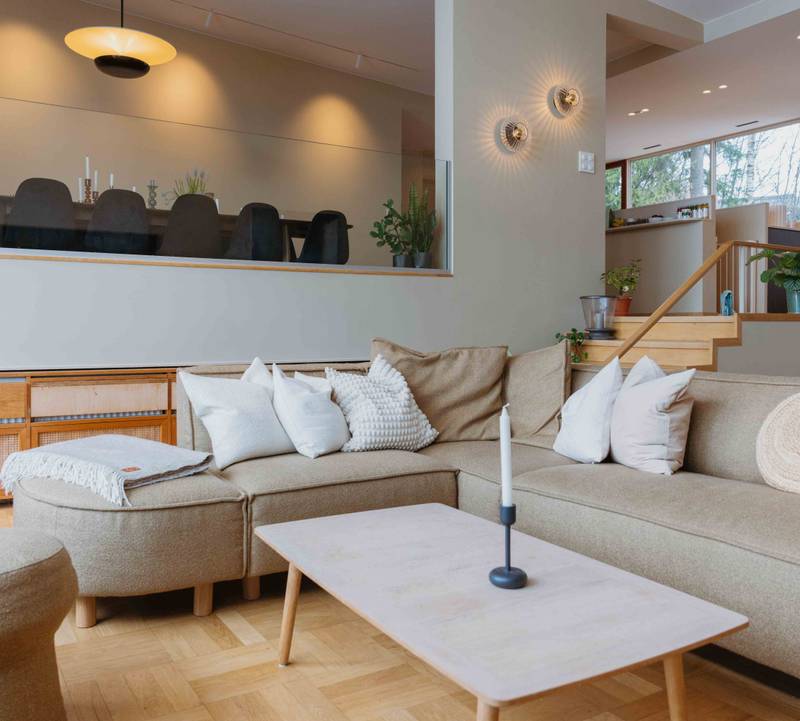 Stor hörnsoffa i vardagsrum