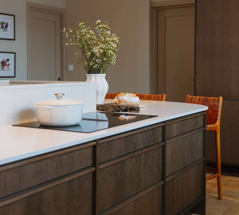 Liv och Hallvards Signatur Ekbacken-kök från Marbodal, med brunbetsad fanerad eklucka, matchande handtag i trä och bänkskiva i kvartskomposit