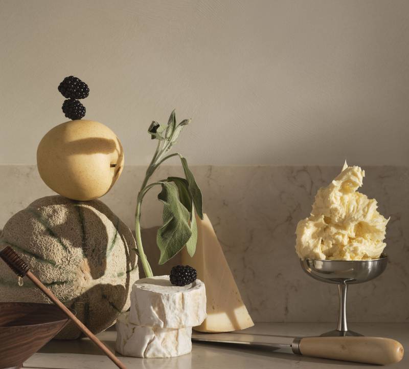 Mat i närbild på en bänkskivan i Marbodalköket Warm Minimalism.