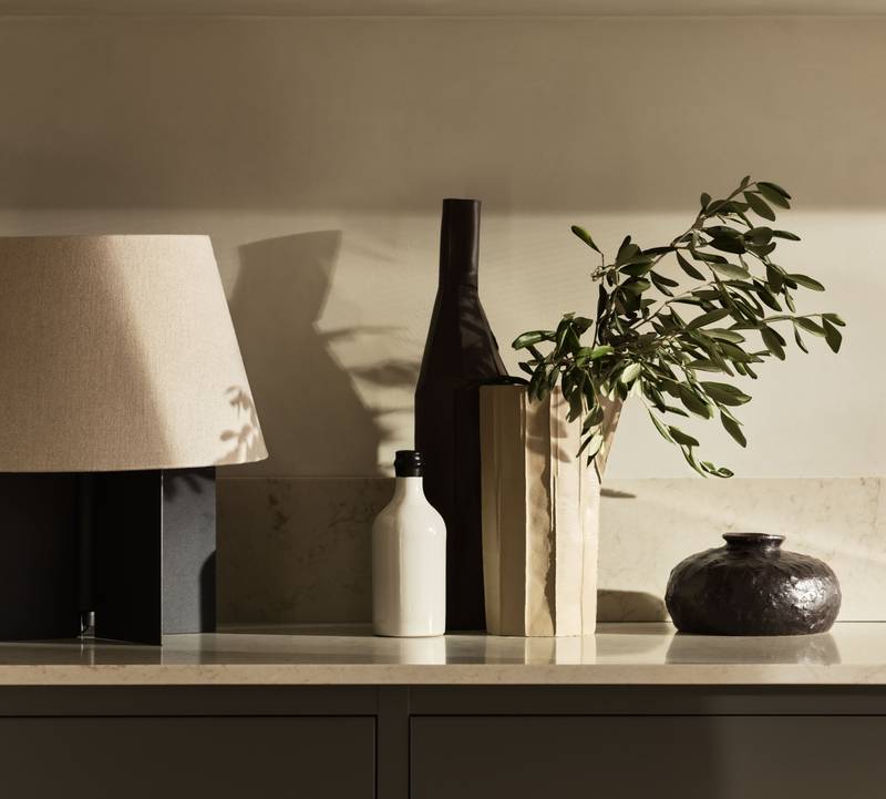 Vackra dekorationer i ett Marbodalkök med stilen Warm Minimalism.