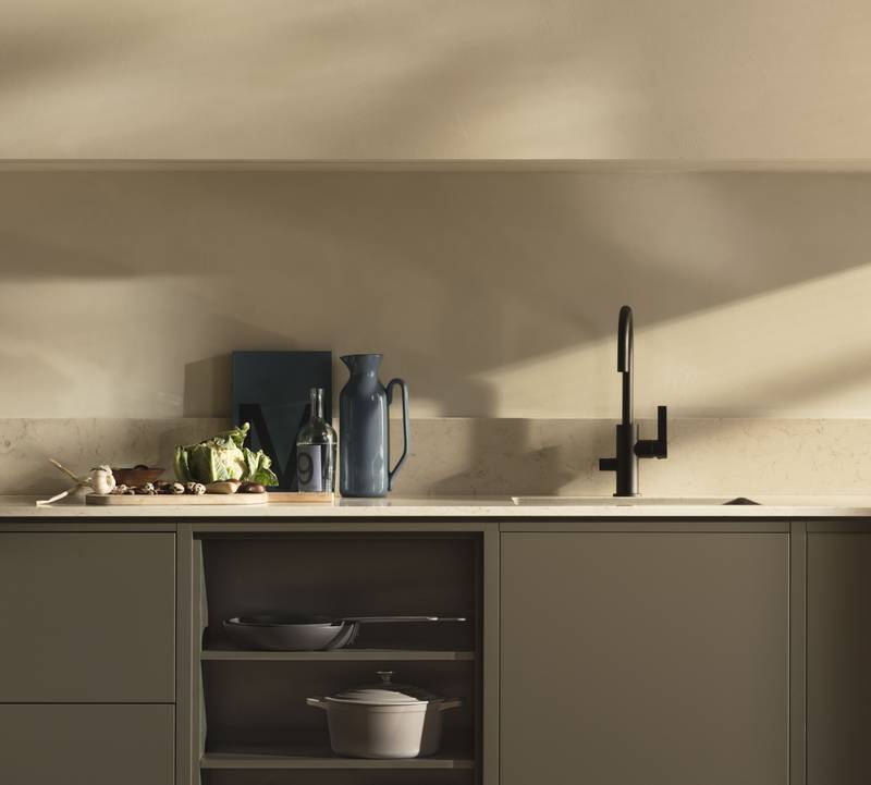 Varm minimalisme closeup af åbne hylder