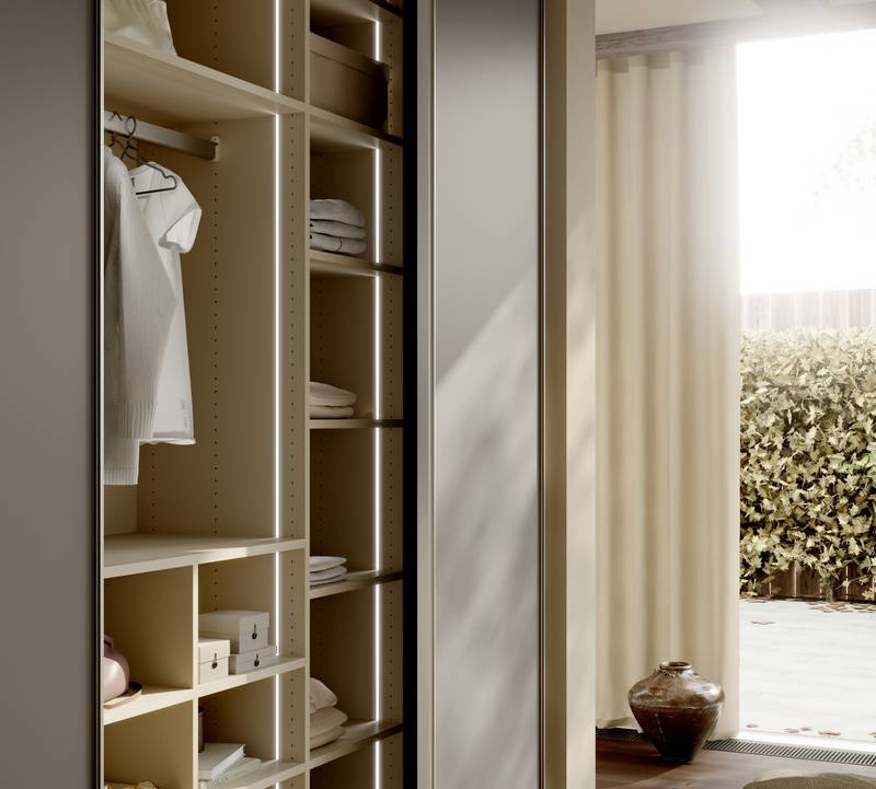 Garderober från Marbodal i färgen och stilen varm minimalism.