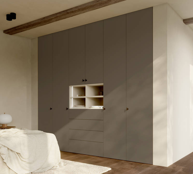 Oppdag garderobeløsninger som er skreddersydd for ditt hjem – med høyder opp til 275 cm for maksimal oppbevaringsplass og et luftig, tidløst utseende. Våre skreddersydde garderober med hengslede dører kombinerer funksjonalitet og skandinavisk eleganse på en naturlig måte.Oppdag garderobeløsninger som er skreddersydd for ditt hjem – med høyder opp til 275 cm for maksimal oppbevaringsplass og et luftig, tidløst utseende. Våre skreddersydde garderober med hengslede dører kombinerer funksjonalitet og skandinavisk eleganse på en naturlig måte.