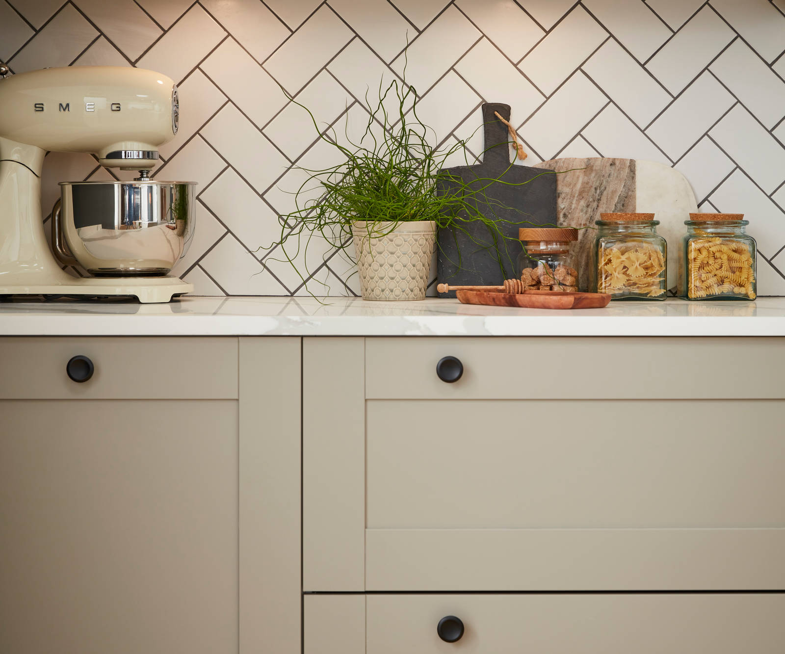 Tatton Kitchen by Magnet. A beautiful easy to use kitchen with traditional features with stylish modern touches.