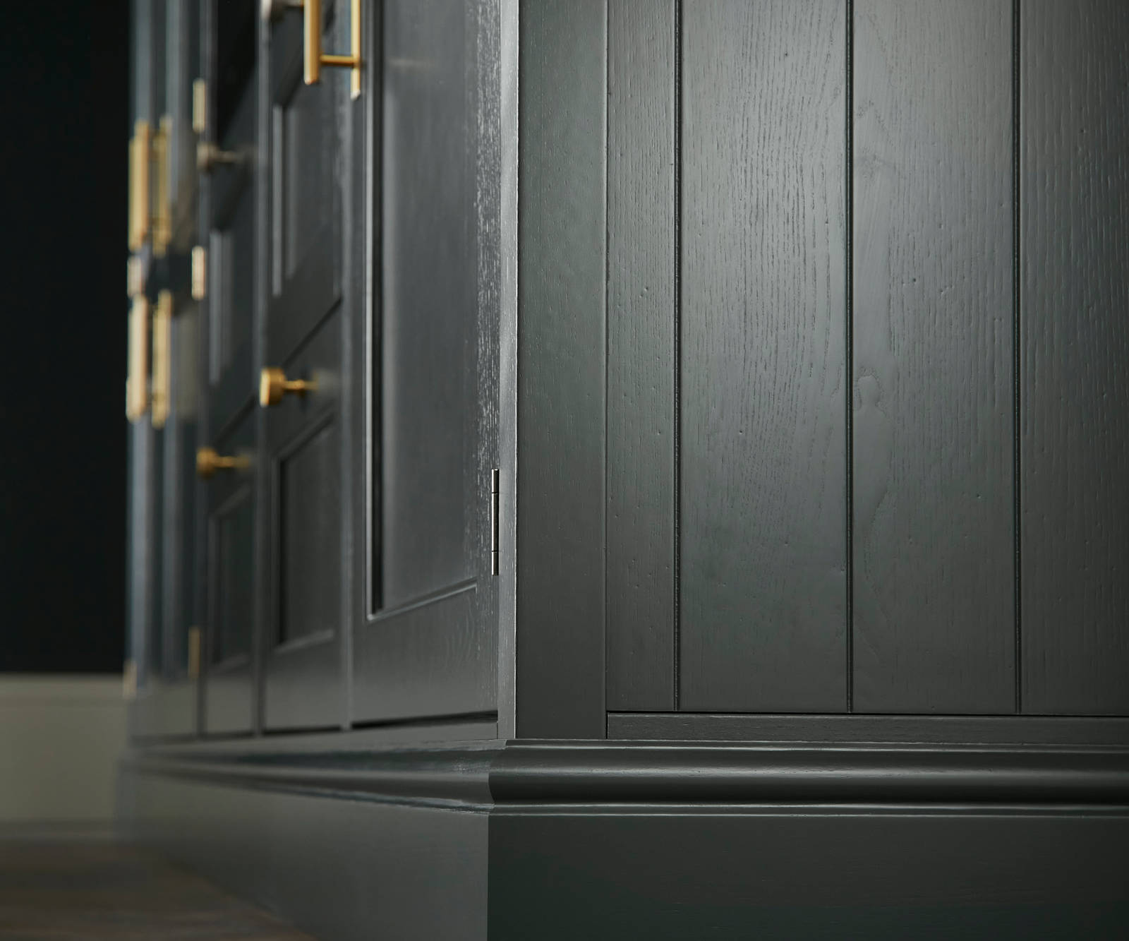 Ludlow, a traditional Shaker-style kitchen range in the shade Arboretum Green